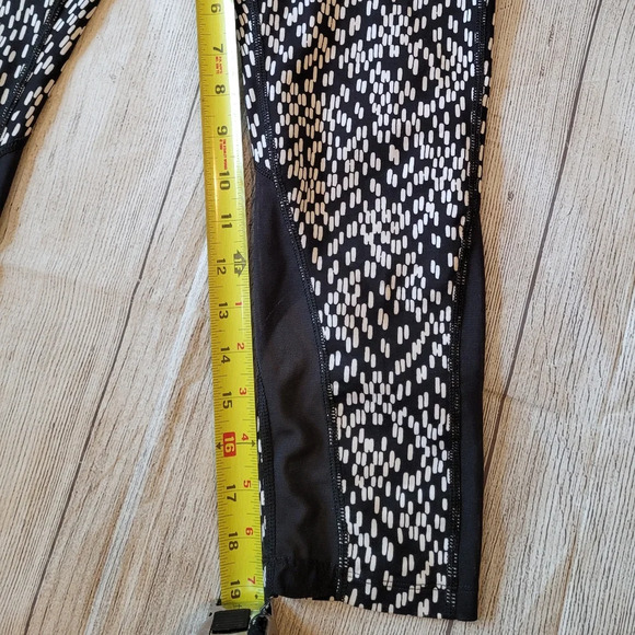 Nike Dri-Fit Black White Leggings Pocket Mesh Panel Size Medium - Picture 8 of 9